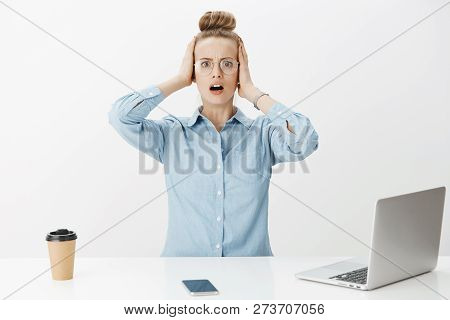 Girl Feeling Frustrated And Panicking Seeing Deadlines Grabbing Face With Hands Open Mouth And Frown