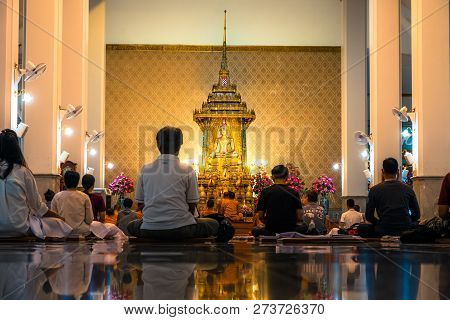 Bangkok, Thailand. December 1,2018 : Night Scene Of People Meditating In The Temple. Wat Pathum Wana