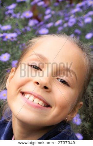 Flicka på blomma bakgrund