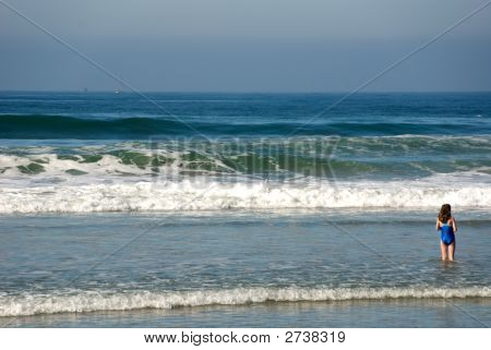 Ung pige på stranden