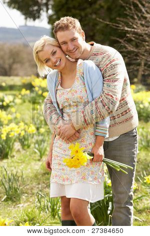 Coppia romantica Walking tra i narcisi in primavera