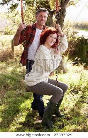 Paar mit Land Garten swing