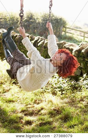 Frau auf Land Garten Schaukel