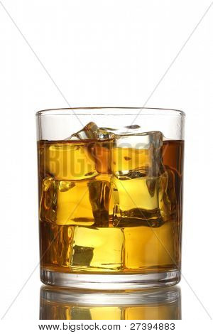 verre de whisky et de la glace isolé on white