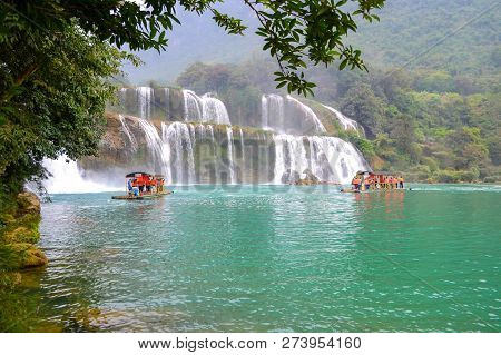 Cao Bang, Vietnam - Nov 30, 2018 : Tourist Visiting Ban Gioc Waterfall Or Detian Falls By Bamboo Boa