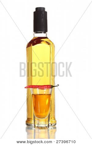bouteille et verre de poivre rouge et vodka piment isolé on white