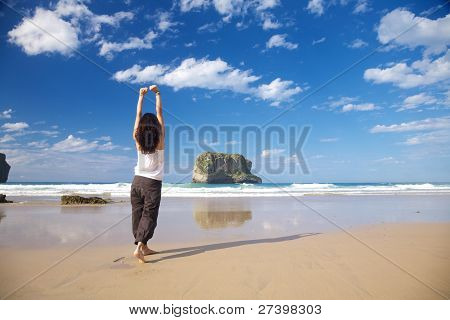 ผู้หญิงแฮปปี้แบร์ฟุตที่หาด Ballota