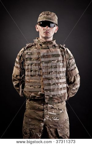 Militare uomo su uno sfondo nero