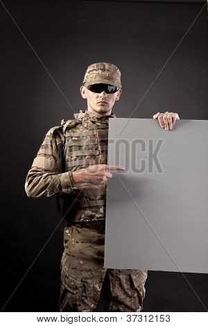 Soldato moderno è in possesso di un Poster