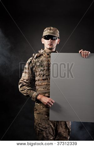 Soldato moderno è in possesso di un Poster