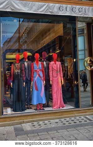 Austria, Vienna 30,12,2017 Shop Window Gucci With Mannequins