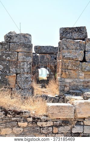 Hie Rapolis Ancient City Ruin In Pa Mukkale In Turkey