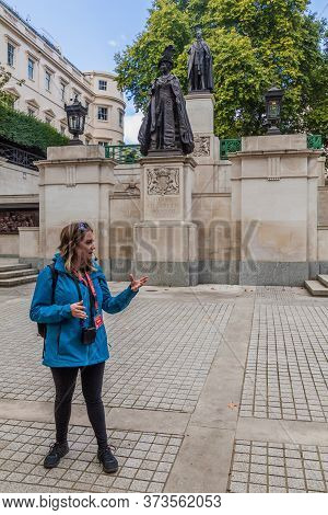 London, United Kingdom - October 4, 2017: Tour Guide In Front Of King George Vi Queen Elizabeth Memo