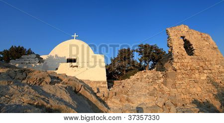Monolithos linnan kirkko