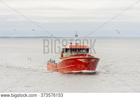New Bedford, Massachusetts, Usa - June 25, 2020: Fishermen Hustling To Wrap Up Their Work As Commerc