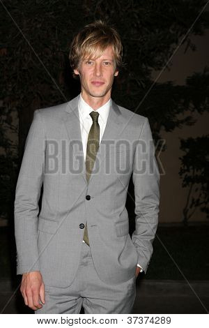 LOS ANGELES - SEP 29: Gabriel Mann dorazí na ekologické Media Awards 2012 v Warner Brother