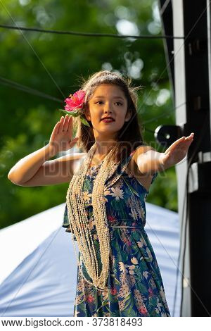 St. Louis, Missouri, Usa - August 24, 2019: Festival Of Nations, Tower Grove Park, Members Of The Hu