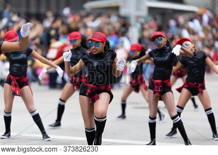 Houston, Texas, Usa - November 28, 2019: H-e-b Thanksgiving Day Parade, Members Of The Designed 2 Da