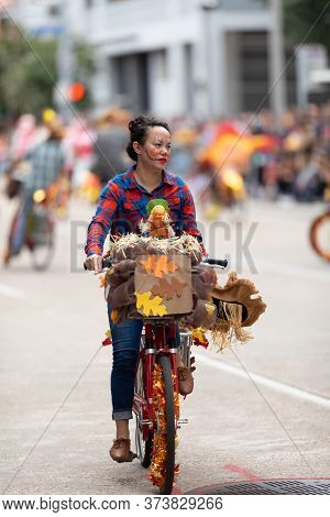 Houston, Texas, Usa - November 28, 2019: H-e-b Thanksgiving Day Parade, Men And Women Promoting Bcyc