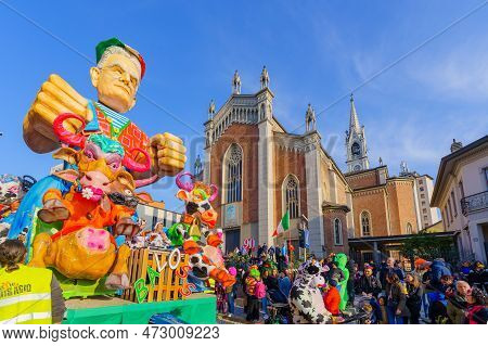 Cantu, Italy - February 25, 2023: Carnival Parade, With The Italian Cows Figure Wagon, Crowd And The