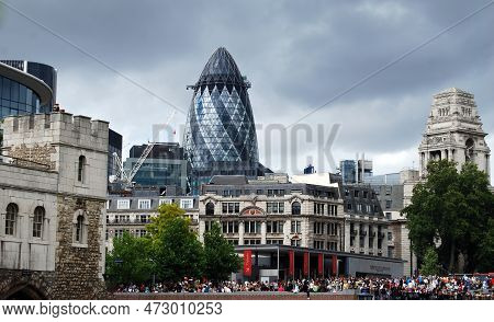 London - England, Uk - August 11, 2018: Queue Of Tourists Buy Tickets At The Main Entrance Of The To