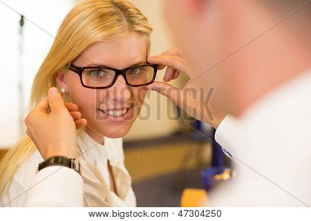 Ottico o optometrista Consulting un cliente su occhiali da vista