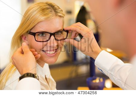 Ottico o optometrista Consulting un cliente su occhiali da vista