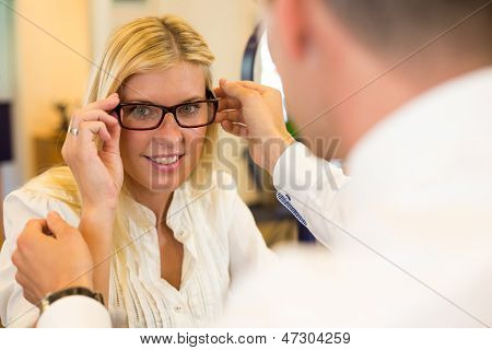 Ottico o optometrista Consulting un cliente su occhiali da vista