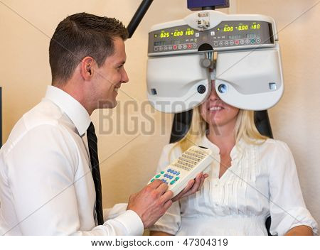 Ottico o optometrista e paziente con un forottero