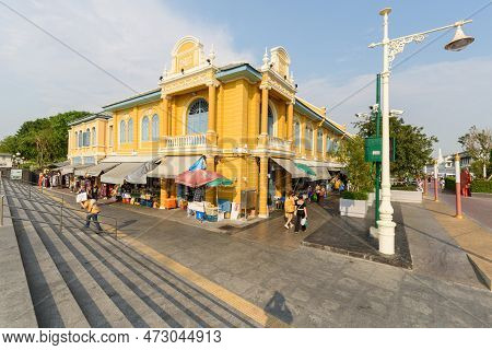 Bangkok,thailand - Feb 5 , 2023 : A Lot Of People At Thachang Pier For Tranfers In Bangkok Travel In
