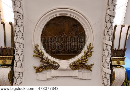 Saint Petersburg, Russia - Dec 25, 2021: Interior Of The  Ploshchad Vosstaniya Metro Station In Sain