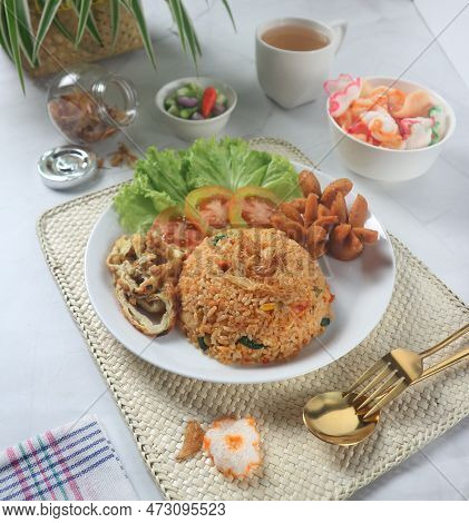 Fried Rice With Sliced ​​sausage And Scrambled Eggs