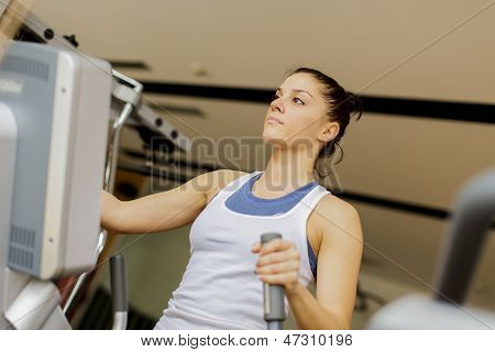 Mladá žena trénink v tělocvičně