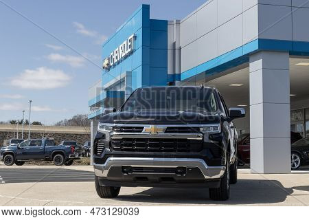 Indianapolis - Circa March 2023: Chevrolet Silverado 1500 Display. Chevy Offers The Silverado In Wt,
