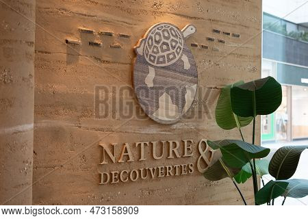Bordeaux , Aquitaine  France - 03 15 2023 : Nature Et Decouvertes Brand Logo Turtle And Text Sign St