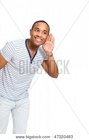 Retrato de jovem homem Africano ouvindo sobre fundo branco