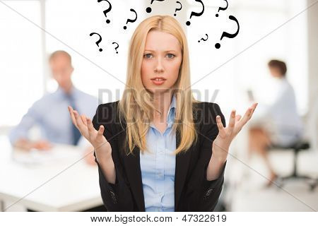 强调在办公室拿她的头用手的女人