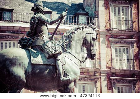 Brązowy posąg konny króla Filipa III od 1616 na Plaza Mayor w Madrycie, Hiszpania.
