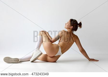 Rear View Image Of Beautiful Siling Young Girtl With Fit Body And Naked Textured Back Posing In Unde