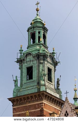 Prohlédni na věž s hodinami od královského hradu wawel v Krakově v Polsku