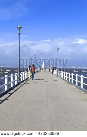 Alcochete, Lisbon, Portugal- October 21, 2022: People Relaxing And Doing Exercise In Alcochete Town 
