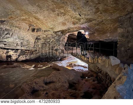 The St. Beatus Caves - A Natural Wonder By Lake Thun (st. Beatus-höhlen - Das Naturwunder Am Thuners
