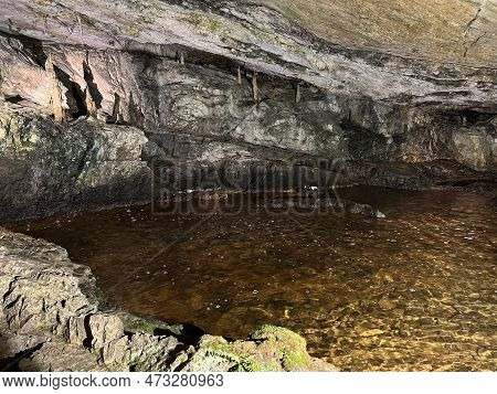The St. Beatus Caves - A Natural Wonder By Lake Thun (st. Beatus-höhlen - Das Naturwunder Am Thuners