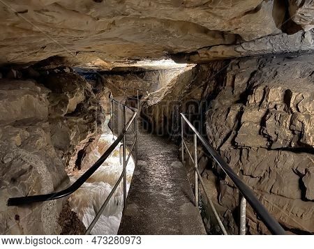 The St. Beatus Caves - A Natural Wonder By Lake Thun (st. Beatus-höhlen - Das Naturwunder Am Thuners