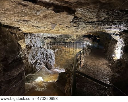 The St. Beatus Caves - A Natural Wonder By Lake Thun (st. Beatus-höhlen - Das Naturwunder Am Thuners