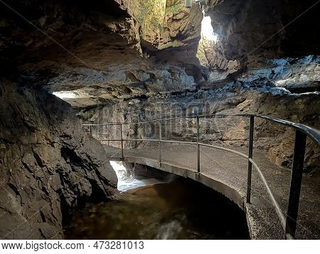 The St. Beatus Caves - A Natural Wonder By Lake Thun (st. Beatus-höhlen - Das Naturwunder Am Thuners