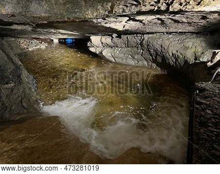 The St. Beatus Caves - A Natural Wonder By Lake Thun (st. Beatus-höhlen - Das Naturwunder Am Thuners