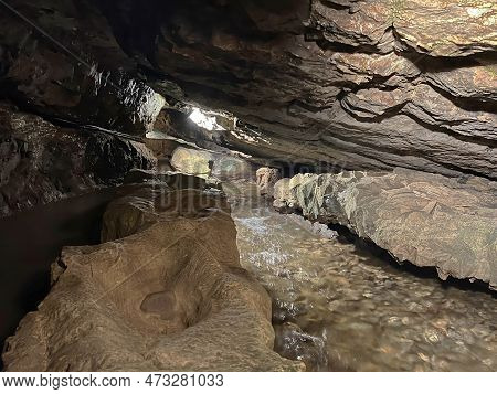 The St. Beatus Caves - A Natural Wonder By Lake Thun (st. Beatus-höhlen - Das Naturwunder Am Thuners