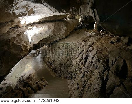 The St. Beatus Caves - A Natural Wonder By Lake Thun (st. Beatus-höhlen - Das Naturwunder Am Thuners