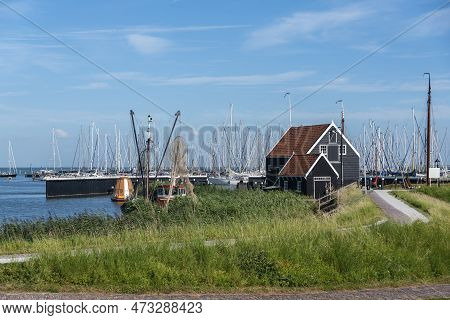 Enkhuizen, Netherlands - August 03, 2022: Ensemble With Historical Fishermen's Houses In The Zuiderz